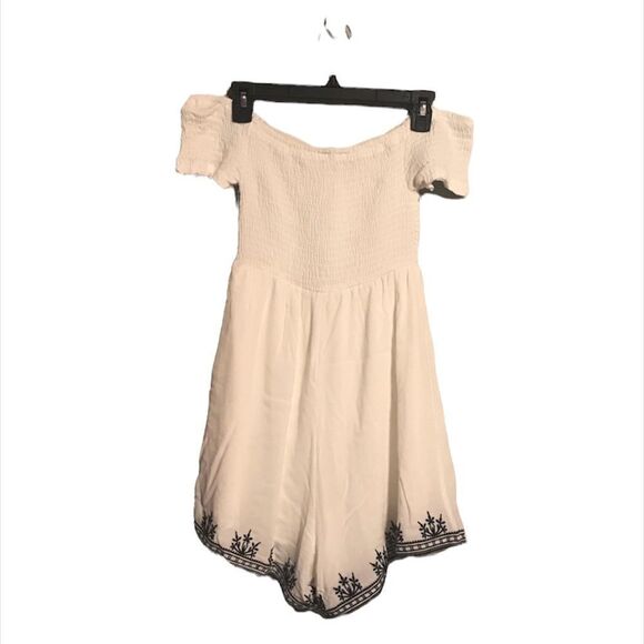 ✨HP✨Off the Shoulder Embroidered Romper✨ - Picture 2 of 4
